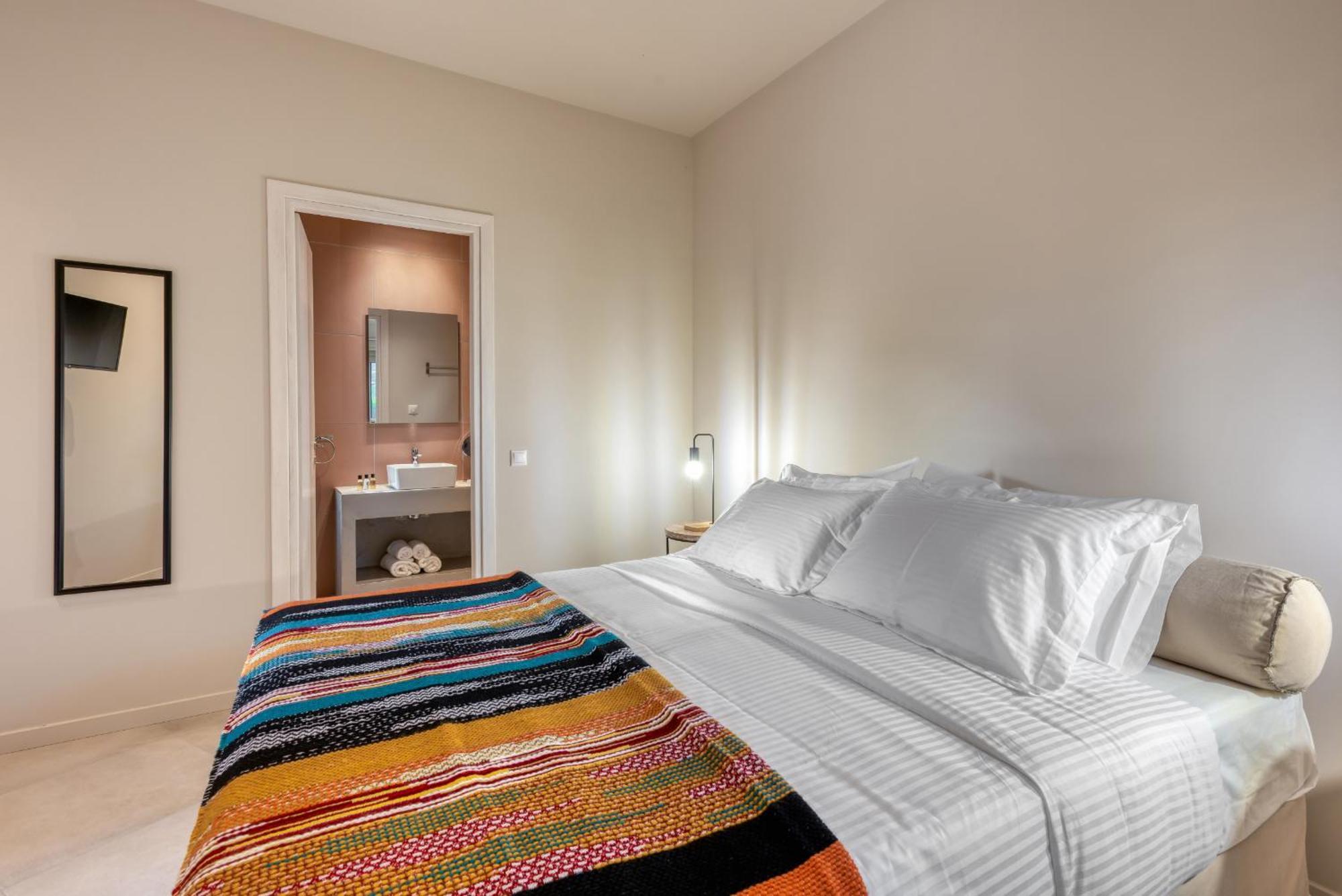 Saronis Suites Saronida Esterno foto
